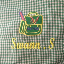 Service de broderie sur tablier d'écolier