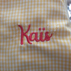 Service de broderie sur tablier d'écolier