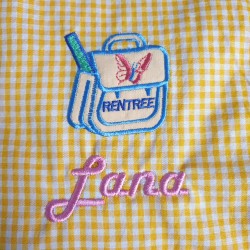 Service de broderie sur tablier d'écolier