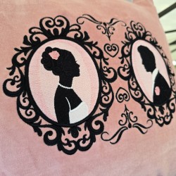 Coussin en velours brodé romantique - 50x50cm