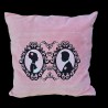 Coussin en velours brodé romantique - 50x50cm