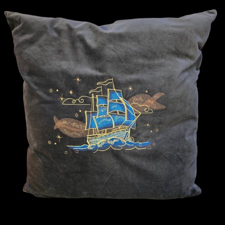 Coussin en velours avec broderie "Bateau magique" - 50x50cm