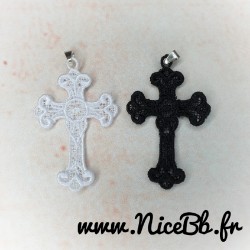 Pendentif croix en broderie...