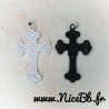 Pendentif croix en broderie fine - blanc ou noir au choix